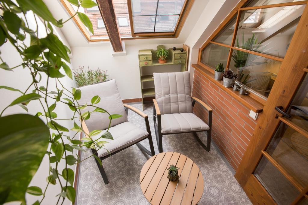 Bohemian Chic 2 Bedroom 2 Bathroom Loft With Hanging Chair Apartmán Praha